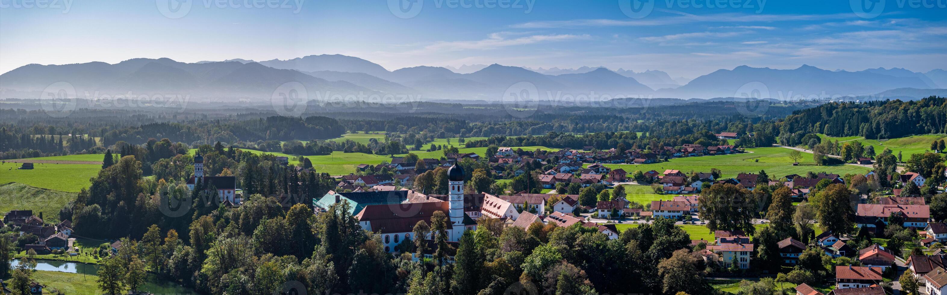 bauerberg Bayern. Alpen Berge im das zurück. Antenne Drohne Panorama foto