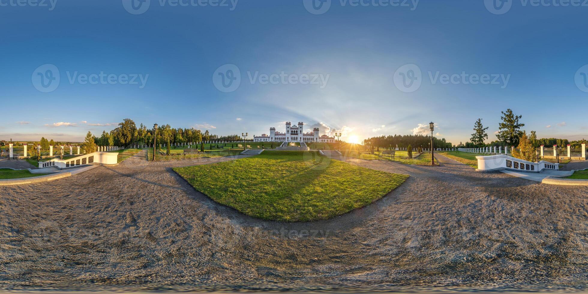 nahtlos kugelförmig 360 hdri Panorama mit Blick auf Wiederherstellung von das historisch Schloss oder Palast im gleichwinklig Projektion foto