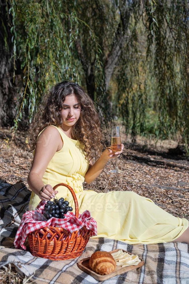 schöne Frau im gelben Kleid bei einem Picknick foto