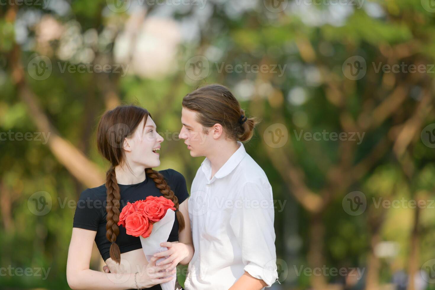 ein Paar ist genießen ein Sommer- Ferien im das Park, glücklich zeigen ihr Liebe zu jeder andere. foto