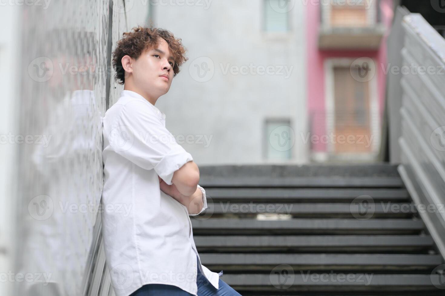ein jung Mann mit seine Frisur und das Atmosphäre von Leben im das Gemeinschaft. foto