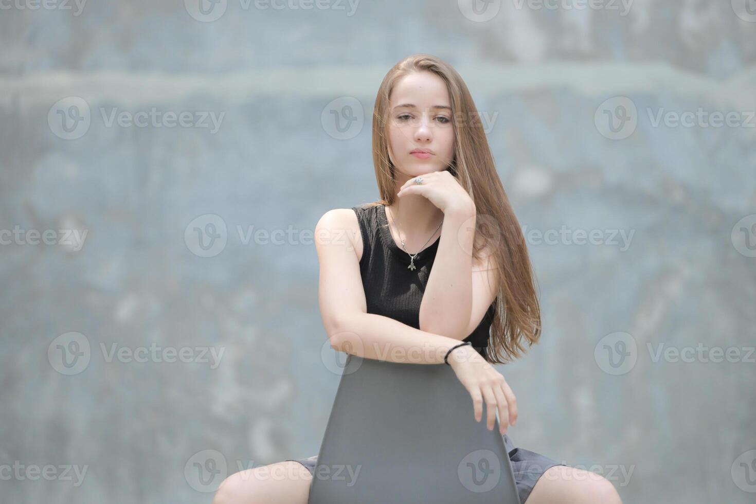 ein jung Frau mit seine Frisur und das Atmosphäre von Leben im das Gemeinschaft. foto