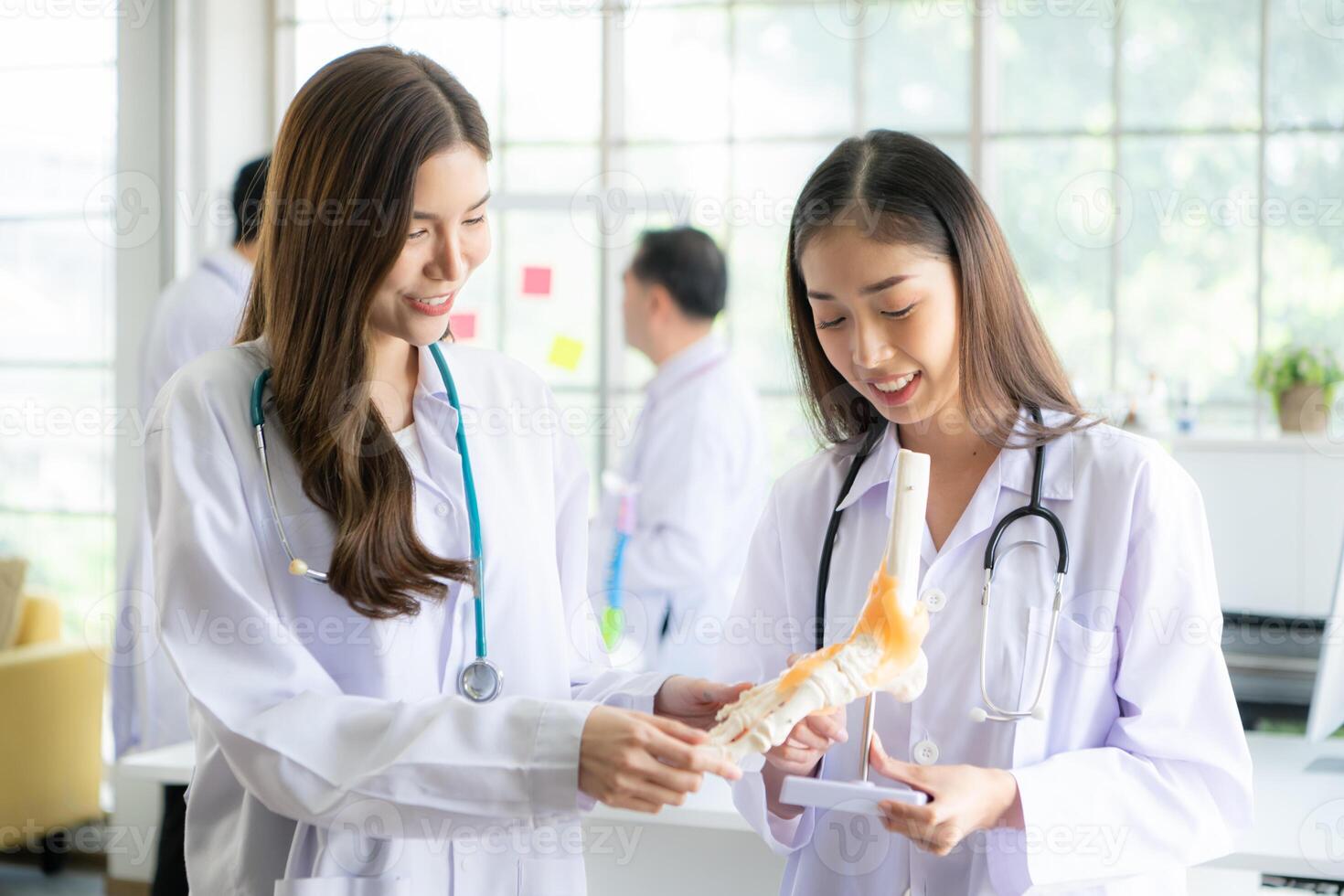 ein Mannschaft von medizinisch diskutieren ein Fall Studie miteinbeziehen Krankheit Therapie zum ein Krankenhaus geduldig. foto