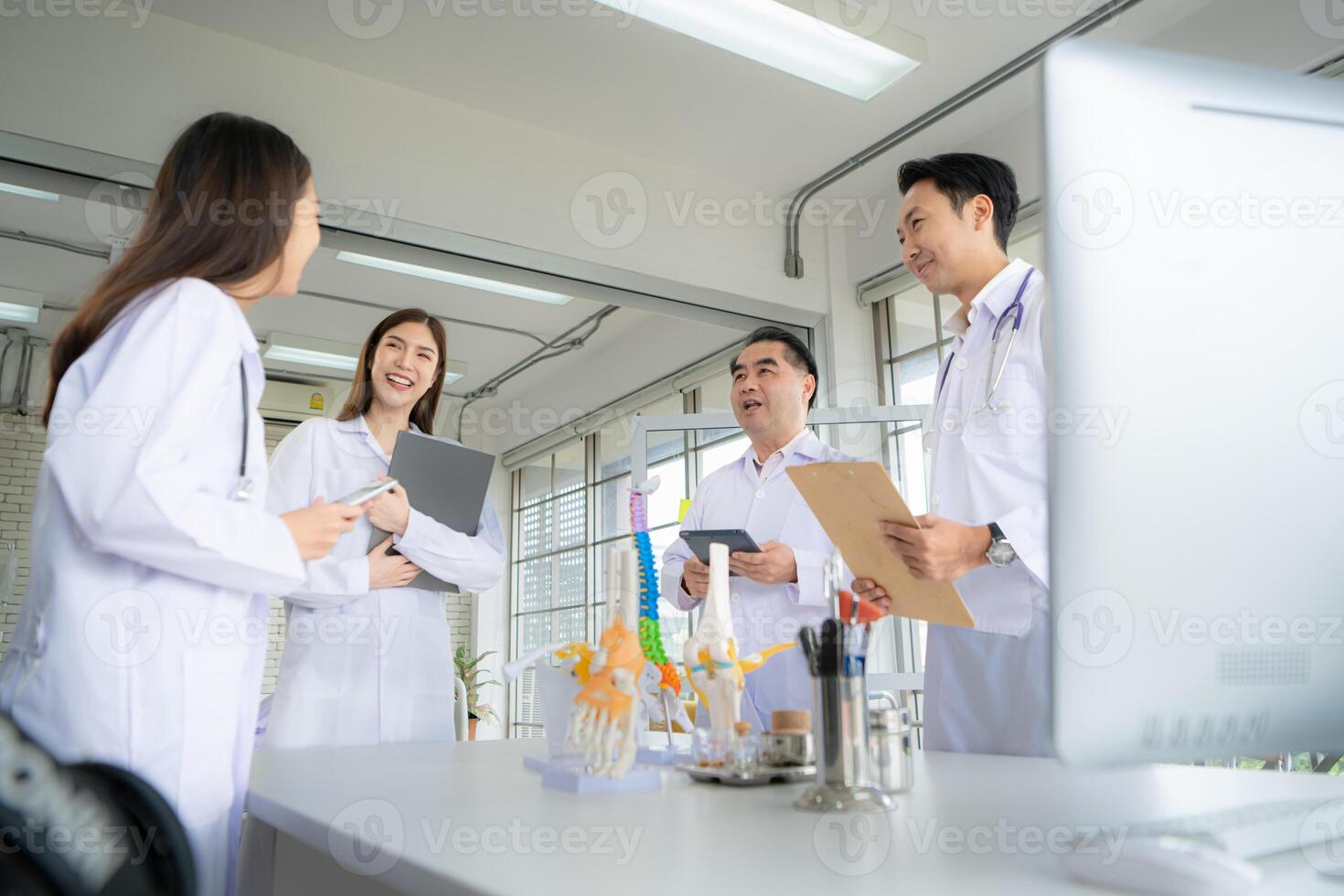 ein medizinisch Professor ist Vorträge auf ein Fall Studie verbunden zu Krankheit Behandlung zu medizinisch Studenten foto