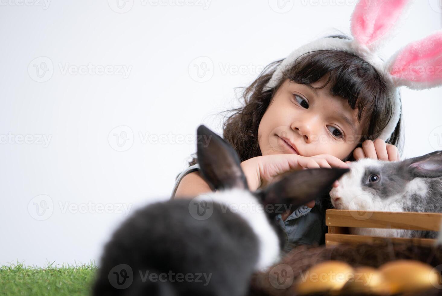 Ostern Hase Spaß mit wenig Kinder das Schönheit von Freundschaft zwischen Menschen und Tiere foto