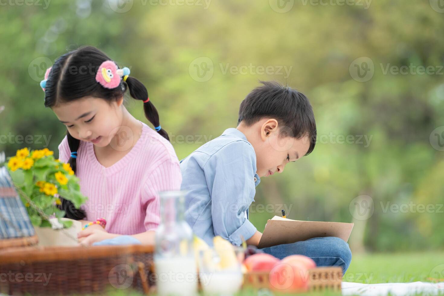 glücklich Familie genießen ein Picknick im das Park, Kinder Sitzung zurück zu zurück und lesen Bücher. foto