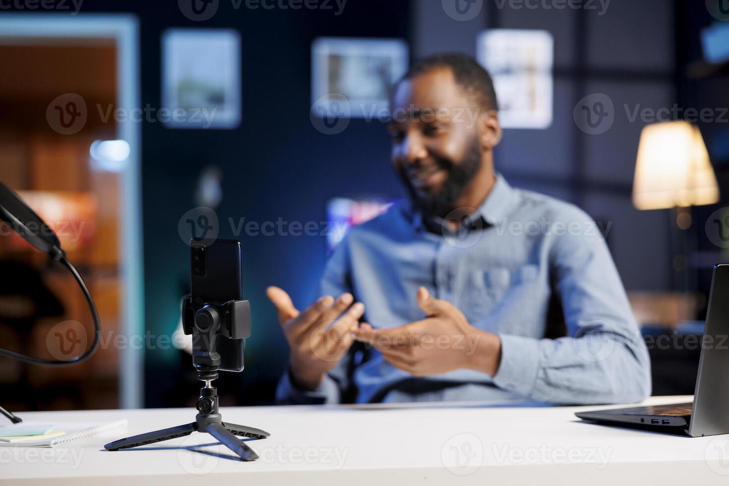 Influencer im verschwommen Hintergrund mit Handy zu Film Inhalt zum online Kanal auf Streaming Plattformen. Trend Medien Star grüßt Fangemeinde, präsentieren heute Video Thema, Aufzeichnung mit Telefon foto