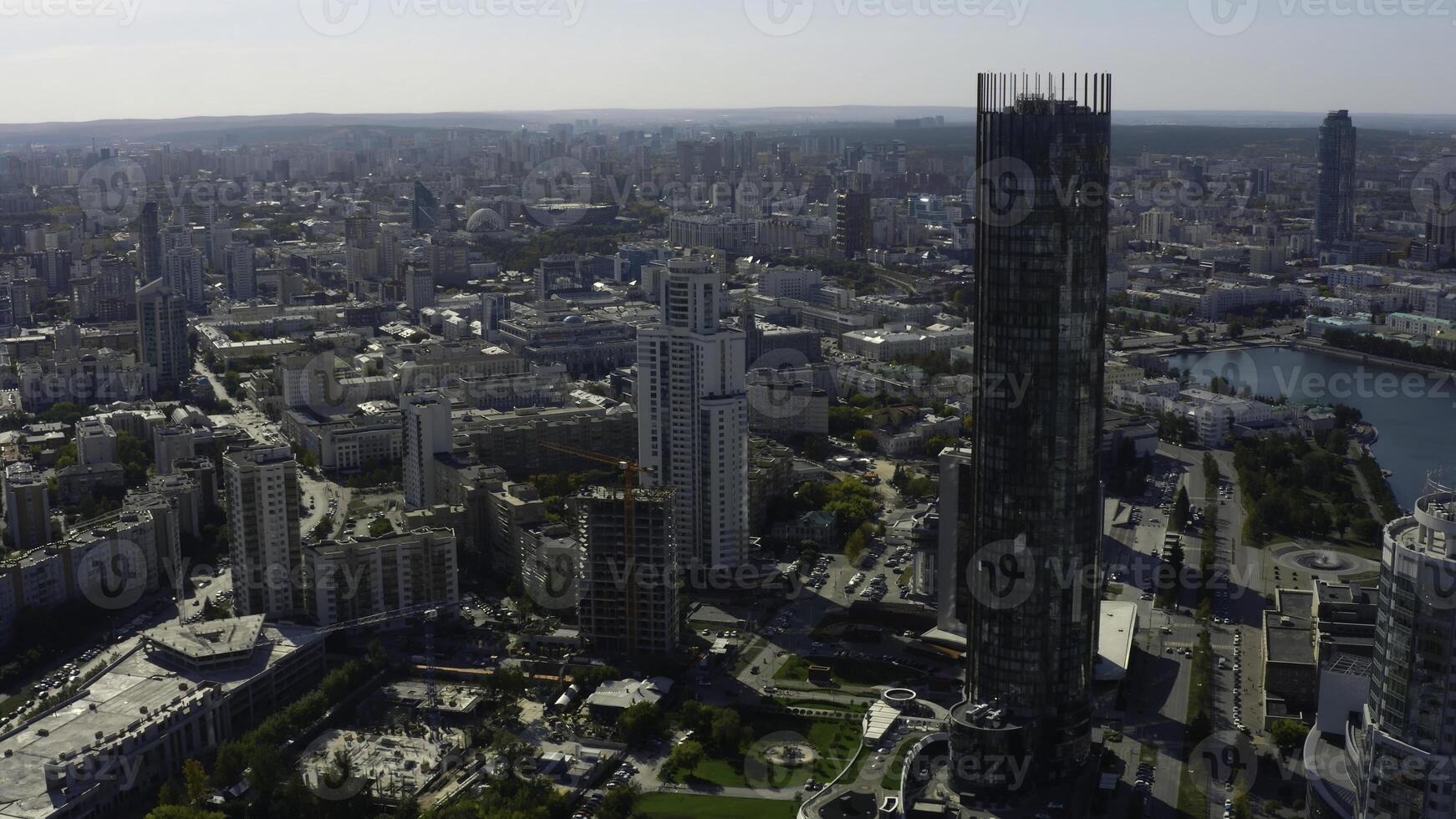 oben Aussicht von Landschaft von modern Stadt mit Horizont. Lager Filmaufnahme. Sommer- im modern Stadt mit schön die Architektur und Grün im Sommer. Panorama von Stadt mit Fluss und modern Wolkenkratzer foto