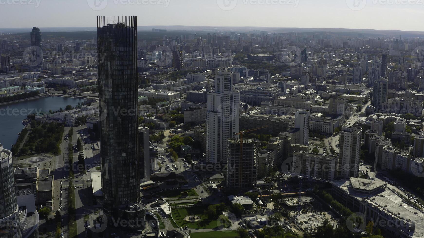 oben Aussicht von Landschaft von modern Stadt mit Horizont. Lager Filmaufnahme. Sommer- im modern Stadt mit schön die Architektur und Grün im Sommer. Panorama von Stadt mit Fluss und modern Wolkenkratzer foto