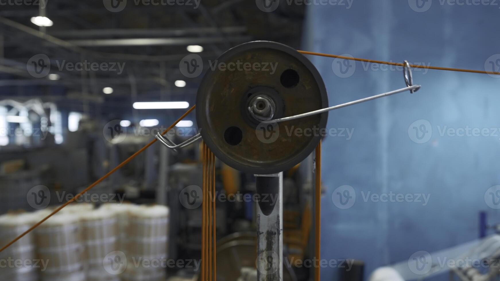 industriell Maschine mit rotierend Spulen und Kabel. kreativ. System mit Spulen von Spannen Drähte auf industriell Maschine. industriell Maschinen mit Drähte im Fabrik foto