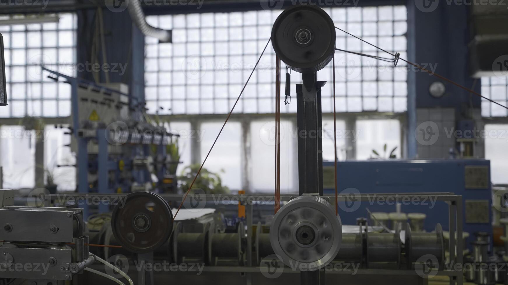 industriell Maschine mit rotierend Spulen und Kabel. kreativ. industriell Wicklung von Drähte und Kabel auf Maschine Werkzeug. automatisiert Maschinen mit Spulen und Drähte beim Fabrik foto