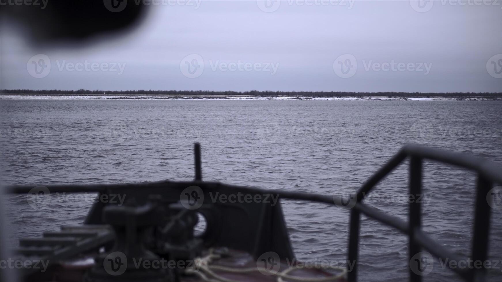 Angeln Schiff auf Hintergrund von Ufer im Winter. Clip. Vorderseite Teil von Segeln Schiff zu Ufer im Winter. Angeln Boot Segel zu Ufer auf Winter Tag foto