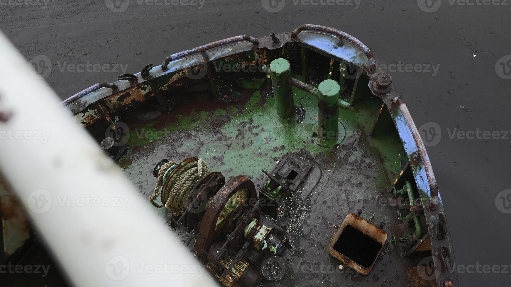 Teile von verlassen Angeln Boot. Clip. verlassen Boot mit rostig Teile auf wolkig Tag. verlassen Angeln Boot auf Strand foto