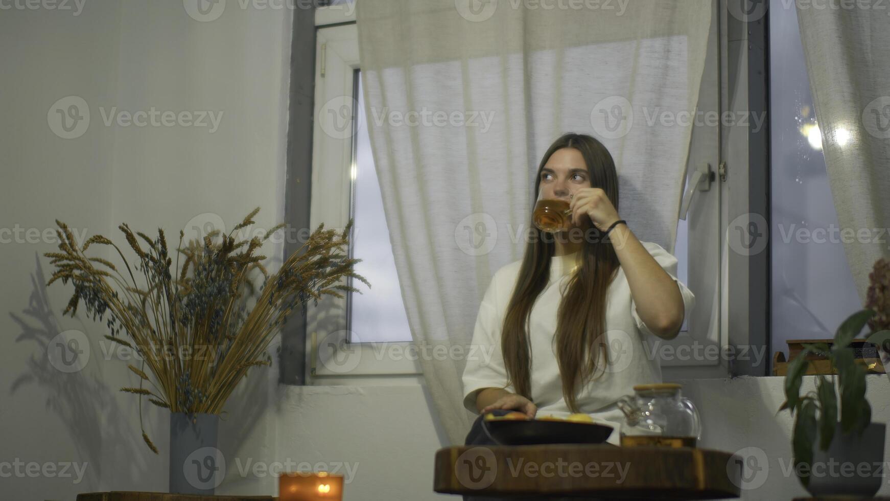 jung Frau romantisch Getränke Tee im Cafe. Medien. jung weiblich Schüler ist entspannend im Cafe mit Tee. schön jung Frau ist Trinken Tee allein im gemütlich Cafe foto