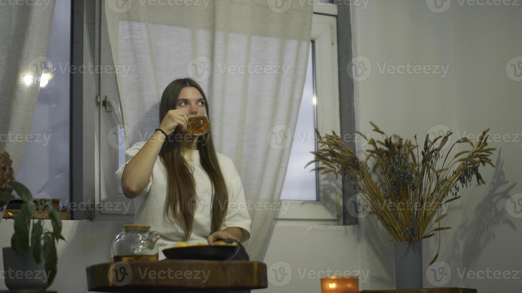 jung Frau romantisch Getränke Tee im Cafe. Medien. jung weiblich Schüler ist entspannend im Cafe mit Tee. schön jung Frau ist Trinken Tee allein im gemütlich Cafe foto