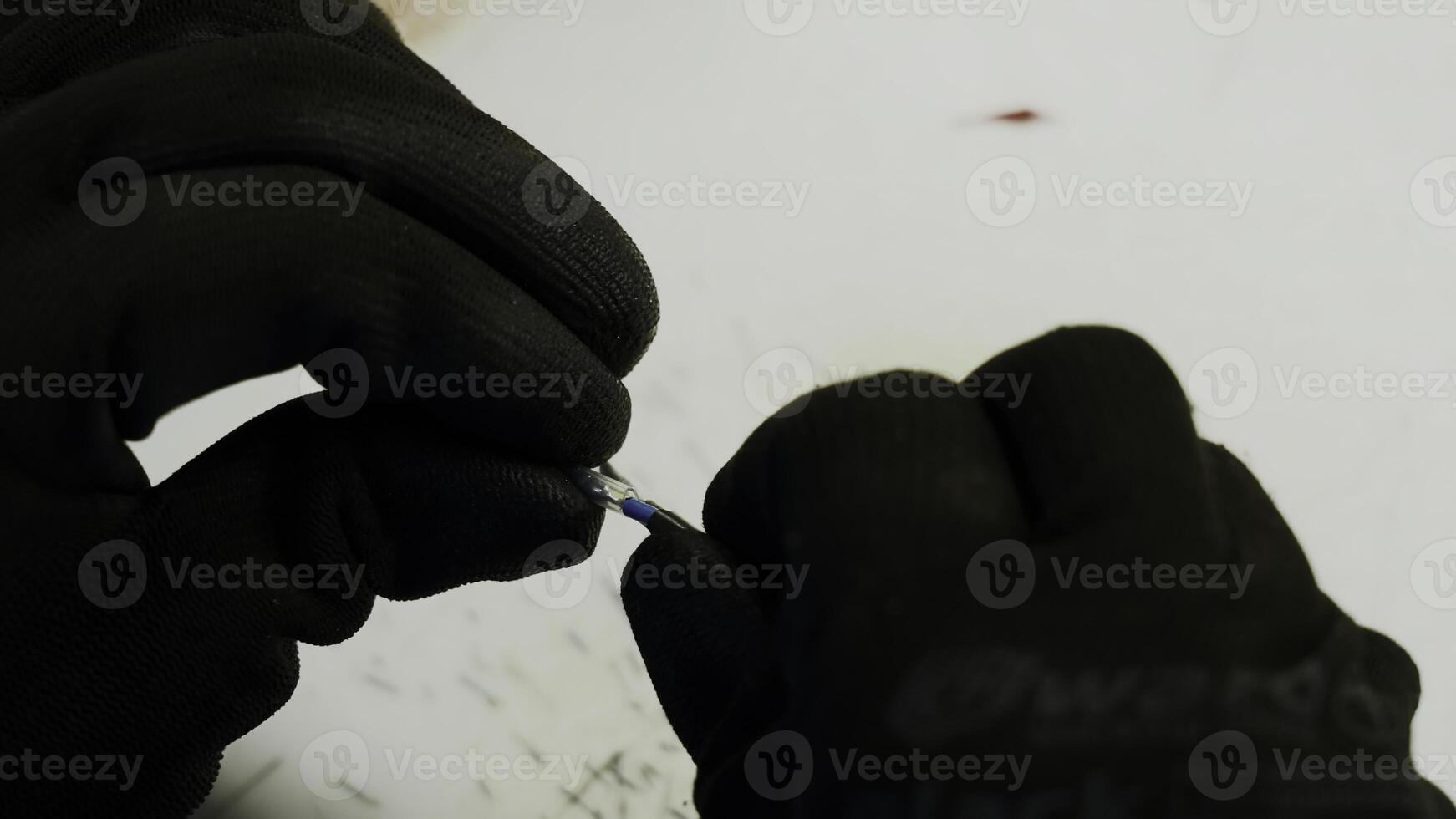 Löten Eisen, Verdrahtung Reparatur. kreativ. schließen oben von industriell Hintergrund von Arbeiter im schützend Handschuhe reparieren ein Kabel. foto