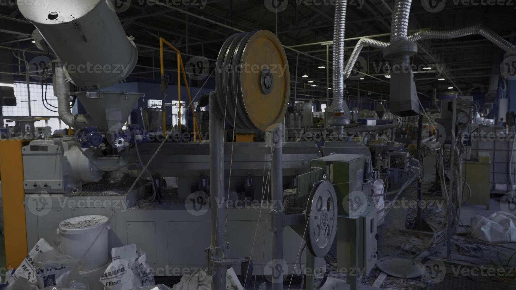 Kabel Draht Produktion und Maschinen im Fabrik. kreativ. industriell Hintergrund beim das Werkstatt. foto