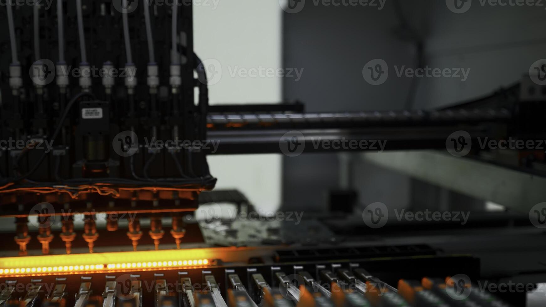 Fabrik Maschine beim arbeiten. gedruckt Schaltkreis Tafel Sein gebaut mit automatisiert Mechanismus. kreativ. technologisch Hintergrund mit modern Ausrüstung. foto
