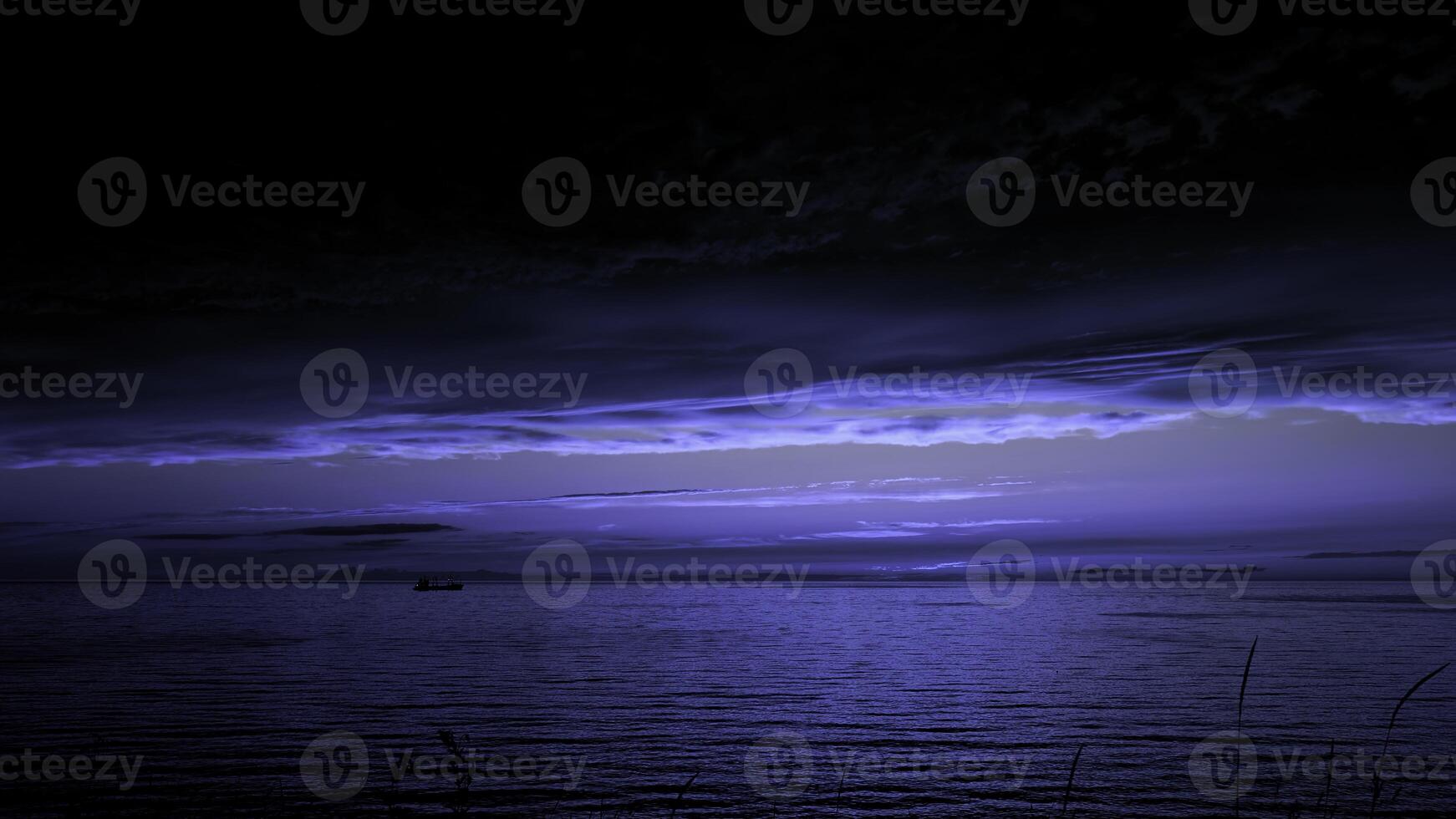 Märchen atemberaubend Nacht Landschaft von plätschern Fluss mit ein schwebend Boot. Clip. dunkel Blau Himmel und Mond scheinen, schwer Wolken über Wasser. foto