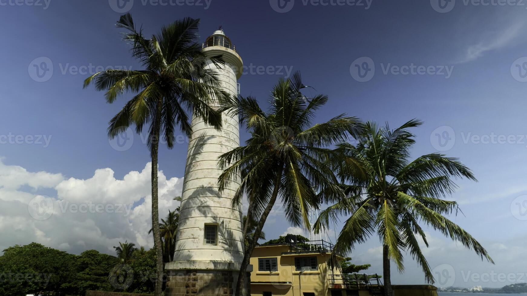 Galeere Leuchtturm beim Galeere Fort, sri lanka. Aktion. schön Palme Bäume und Blau wolkig Himmel. foto