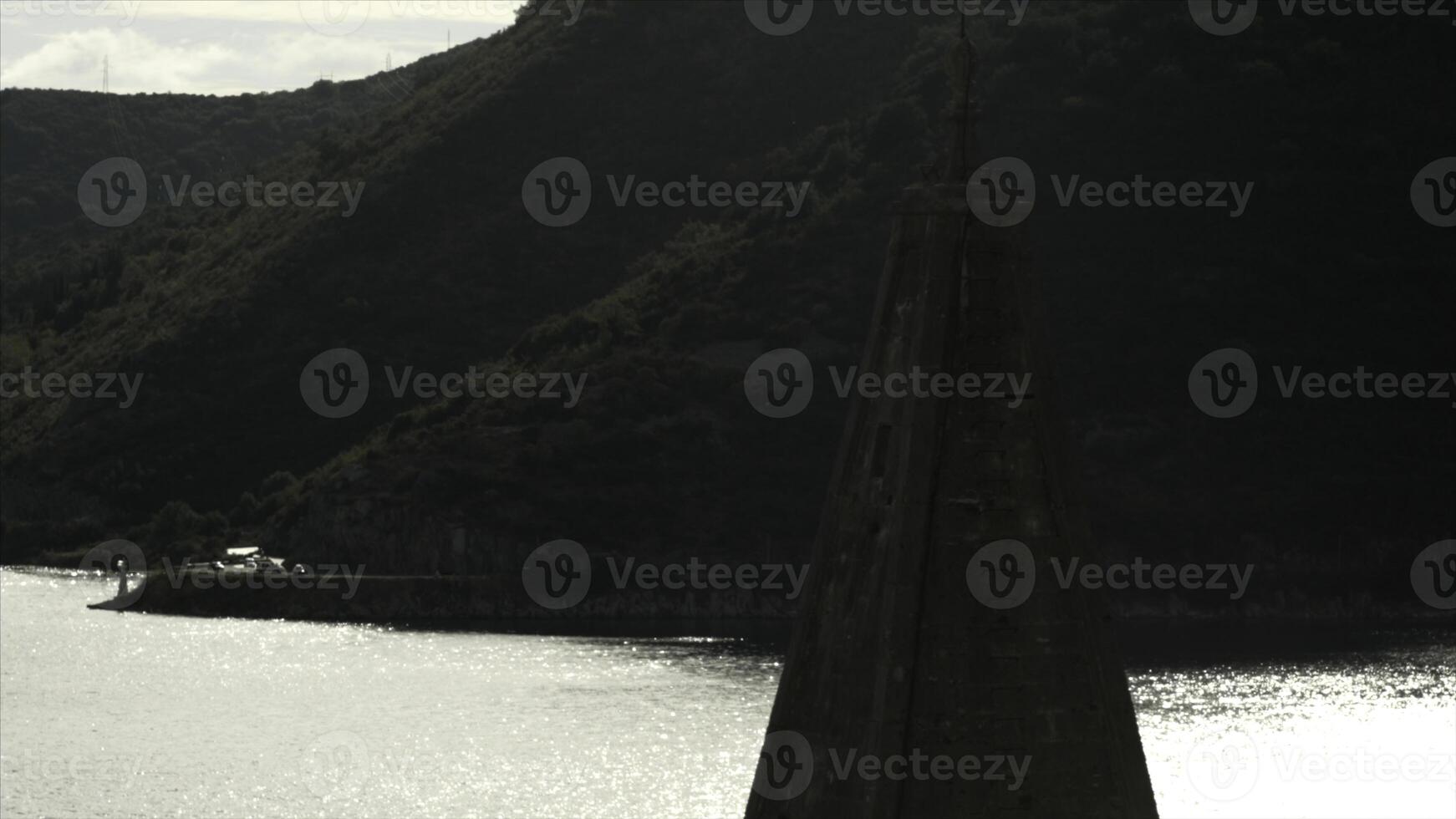 uralt Turm mit schön Fluss und Grün Berge hinter. kreativ. Konzept von die Architektur. foto