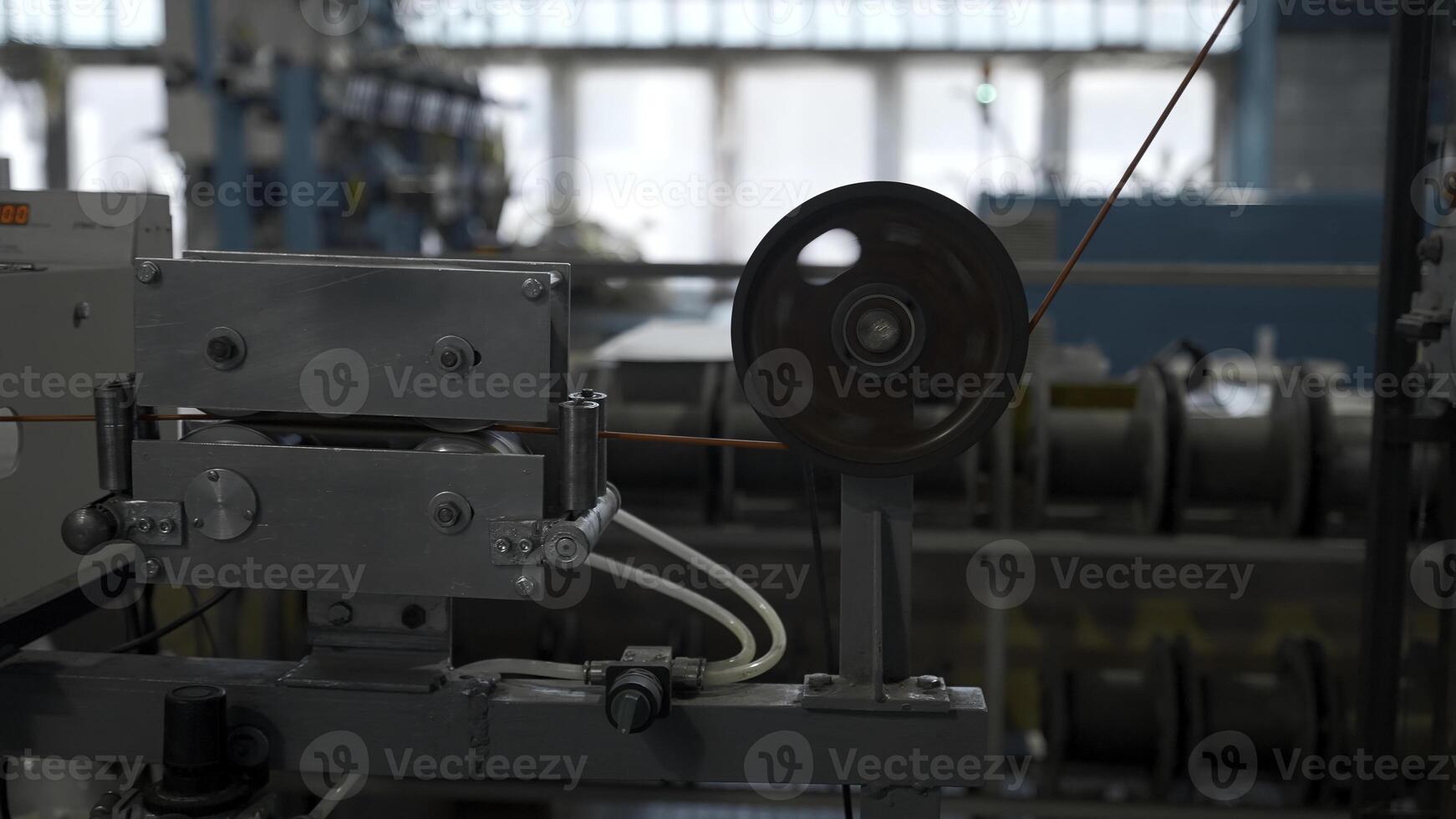 Kabel Produktion Verfahren, Mechanismus im ein Kabel Fabrik. kreativ. industriell Hintergrund mit Spinnen Spulen. foto