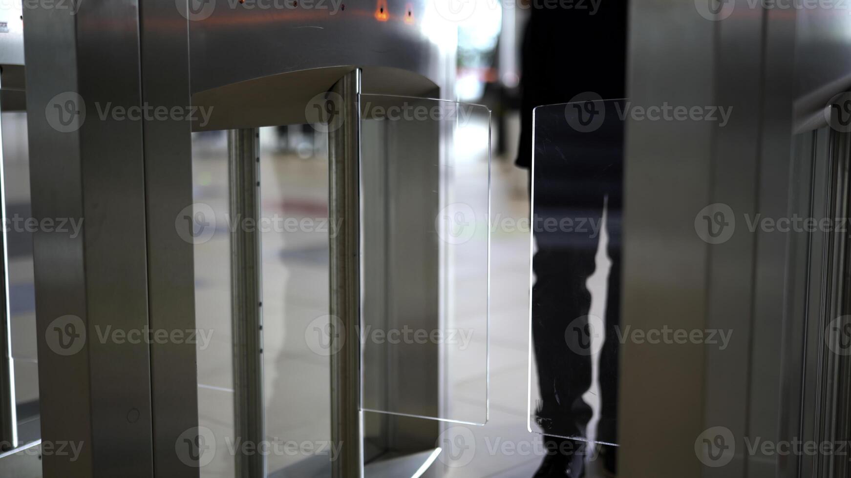 Geschäftsmann eintreten Büro Gebäude Trog Sicherheit Tore. Medien. Mann Vorbeigehen durch das Drehkreuz. foto