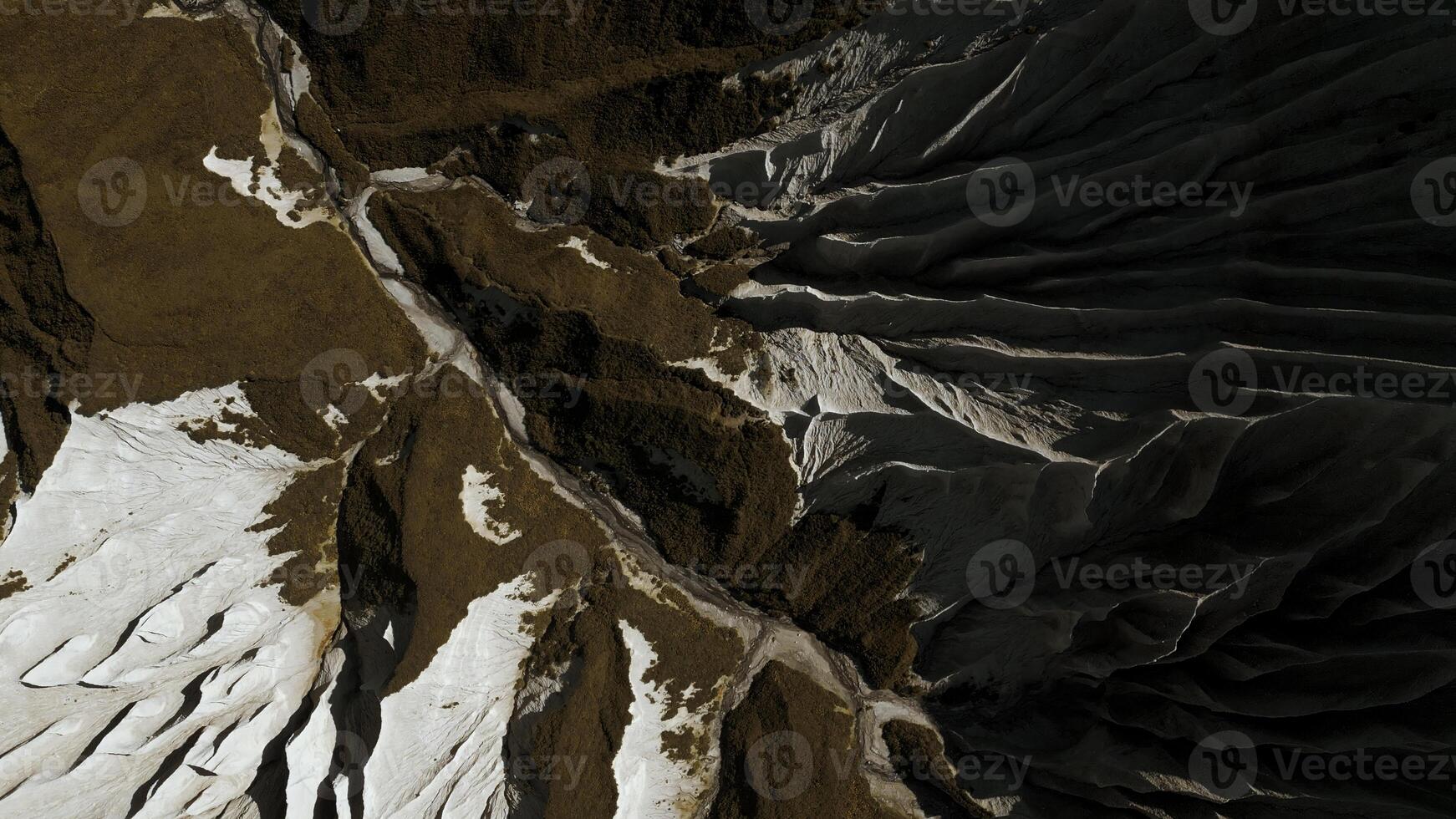 Antenne oben Aussicht von das mysteriös Berg Felsen. Clip. Weiß Stein Schichten und braun Boden. foto