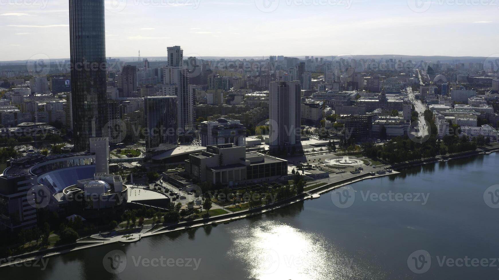 oben Aussicht von modern Stadt mit Fluss auf sonnig Sommer- Tag. Lager Filmaufnahme. Hochhaus Gebäude mit modern Glas Gebäude von modern Stadt auf Fluss. schön modern Stadt mit Hochhaus Gebäude und Fluss foto