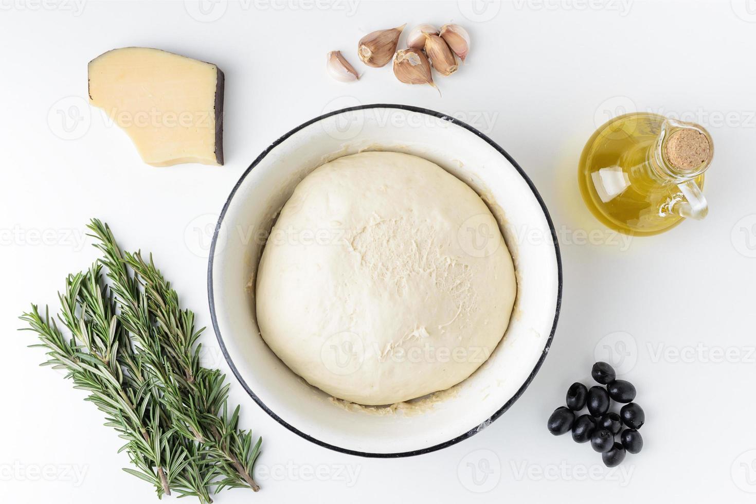 Zutaten für hausgemachte italienische Focaccia-Draufsicht im flachen Stil. foto