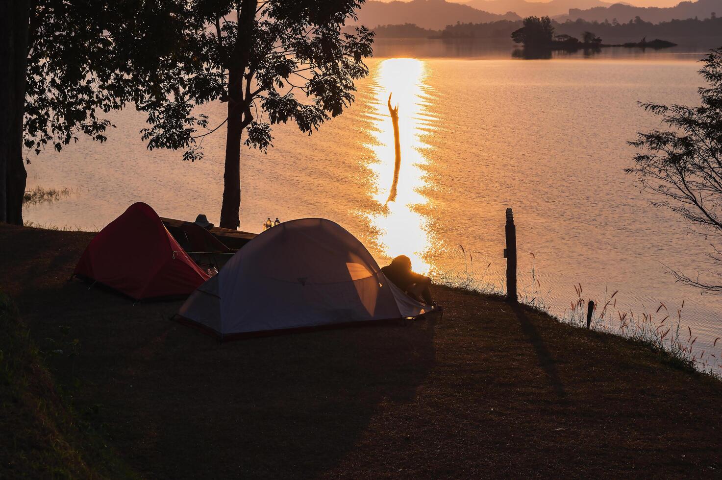 schön Sonnenuntergang Aussicht von pom pinkeln Aussicht point.pom pinkeln Standpunkt ist gelegen im khao laem National Park, Tanga pha phum Bezirk, Kanchanaburi Provinz Pompee Camping foto