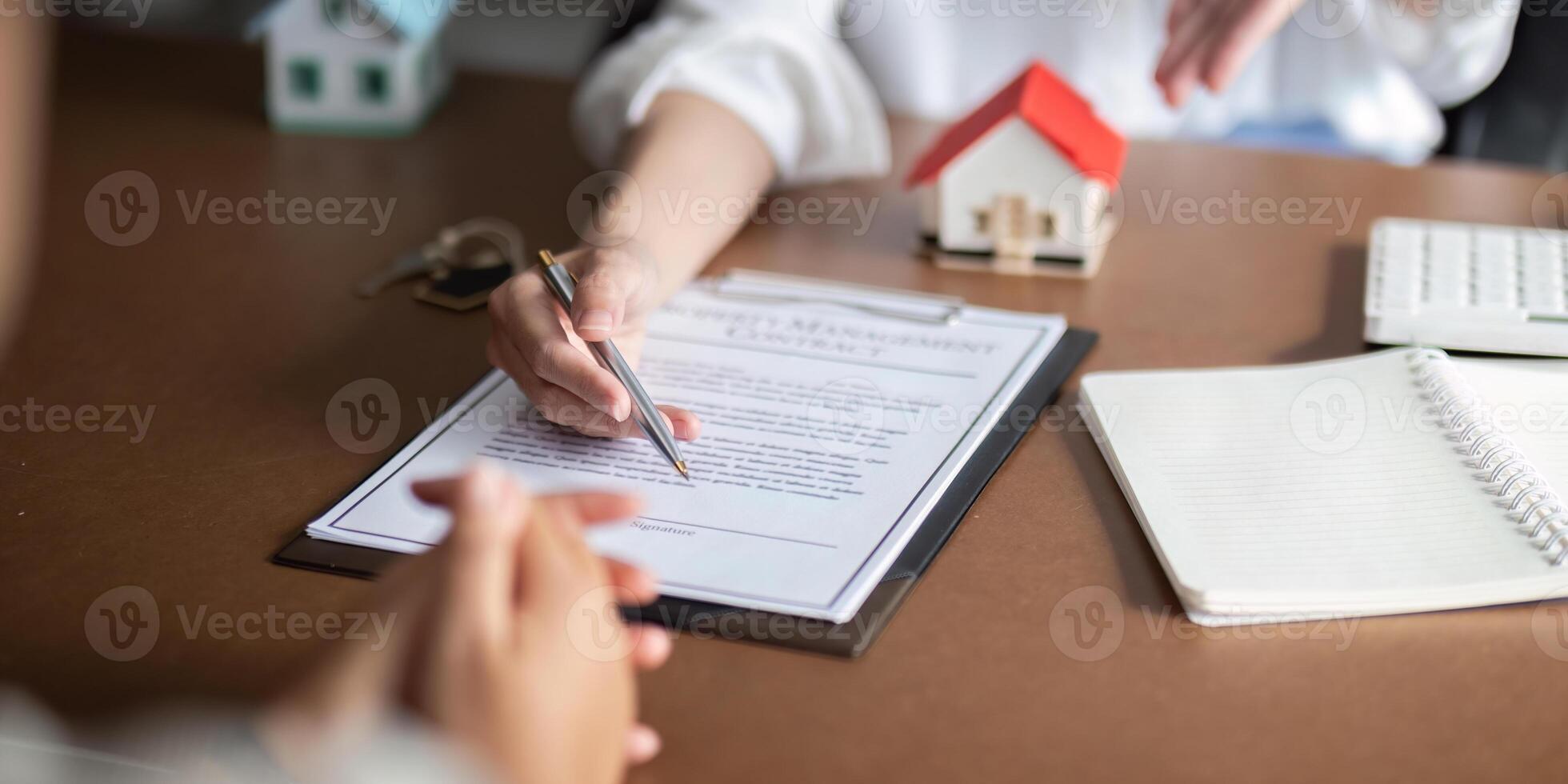 Kunde Treffen und Verhandlung mit echt Nachlass Agenten Über mieten, Kauf heim, echt Nachlass Agent verhandeln, sich unterhalten Über das Begriffe von das Zuhause Kauf Zustimmung und fragte Kunde zu Zeichen Vertrag foto