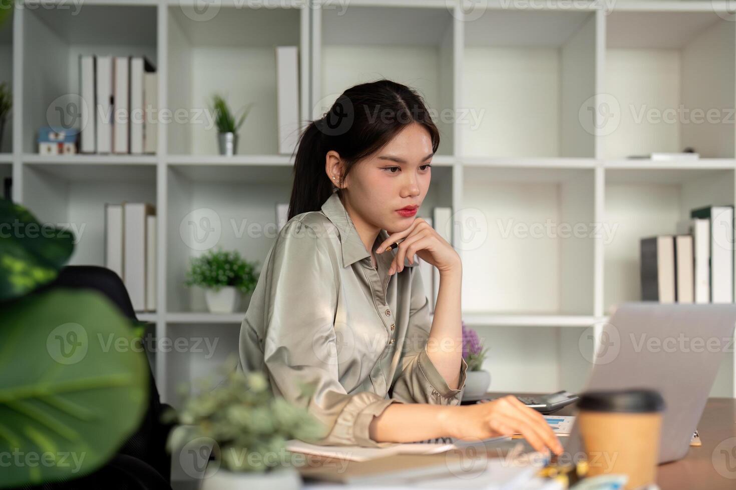 Geschäftsfrau mit Laptop Computer Arbeit von Zuhause im Zimmer. freiberuflich, Grün Zimmer Bereich, Lebensstil Konzept foto