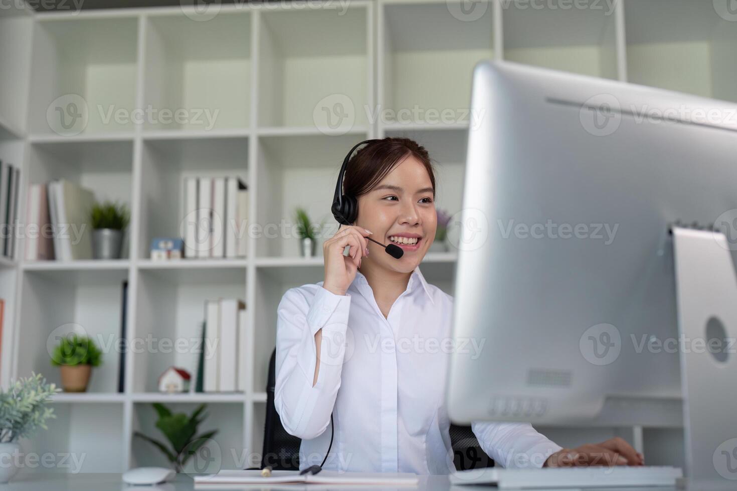 Anruf Center freundlich Frau asiatisch im Büro zum Kunde Service, technisch Unterstützung und Beratung, Kontakt und Kommunikation mit Mitarbeiter Operator im Hilfe Schreibtisch Agentur foto