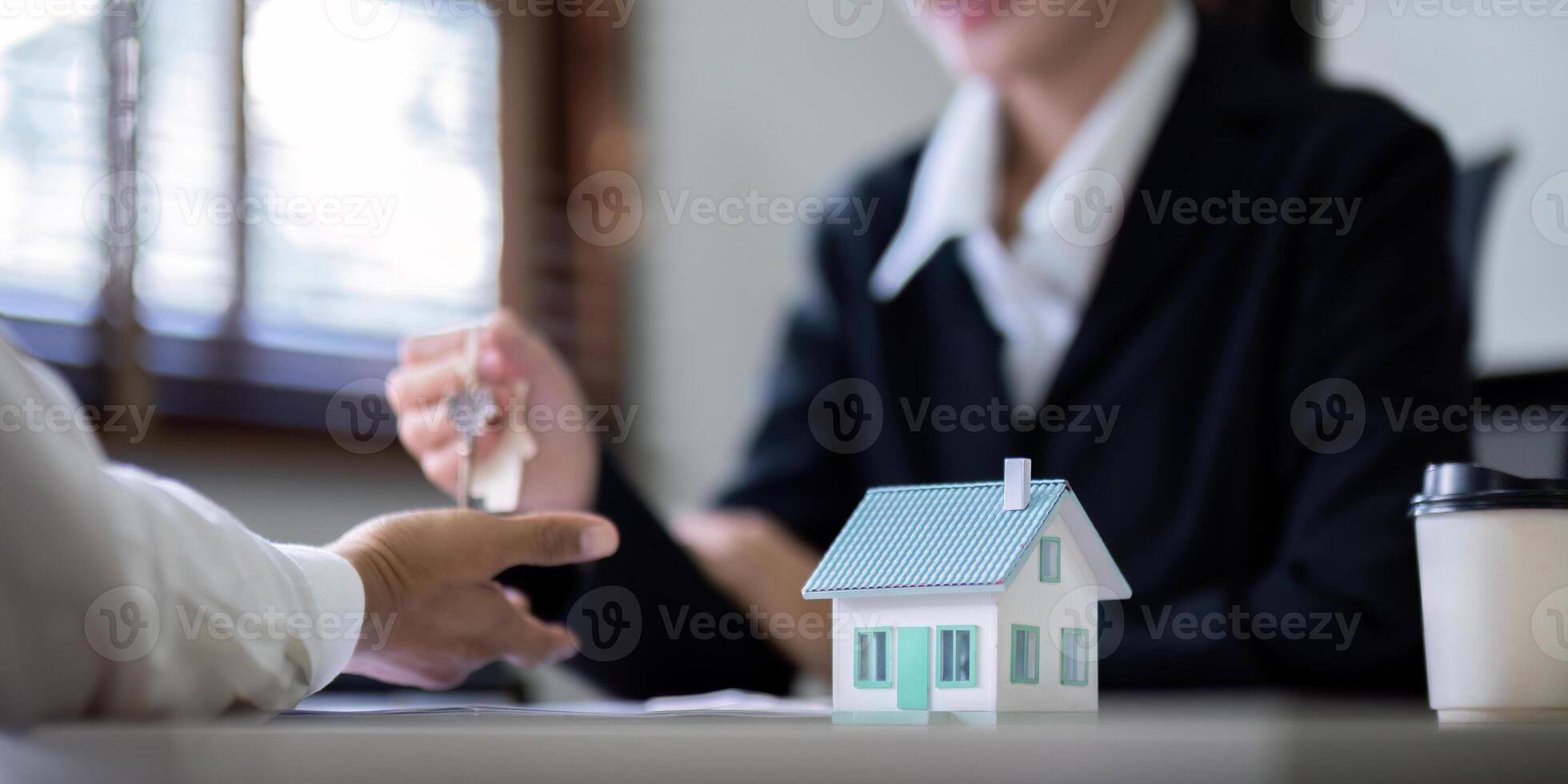 Kunde Treffen und Verhandlung mit echt Nachlass Agenten Über mieten, Kauf heim, echt Nachlass Agent verhandeln, sich unterhalten Über das Begriffe von das Zuhause Kauf Zustimmung und fragte Kunde zu Zeichen Vertrag foto