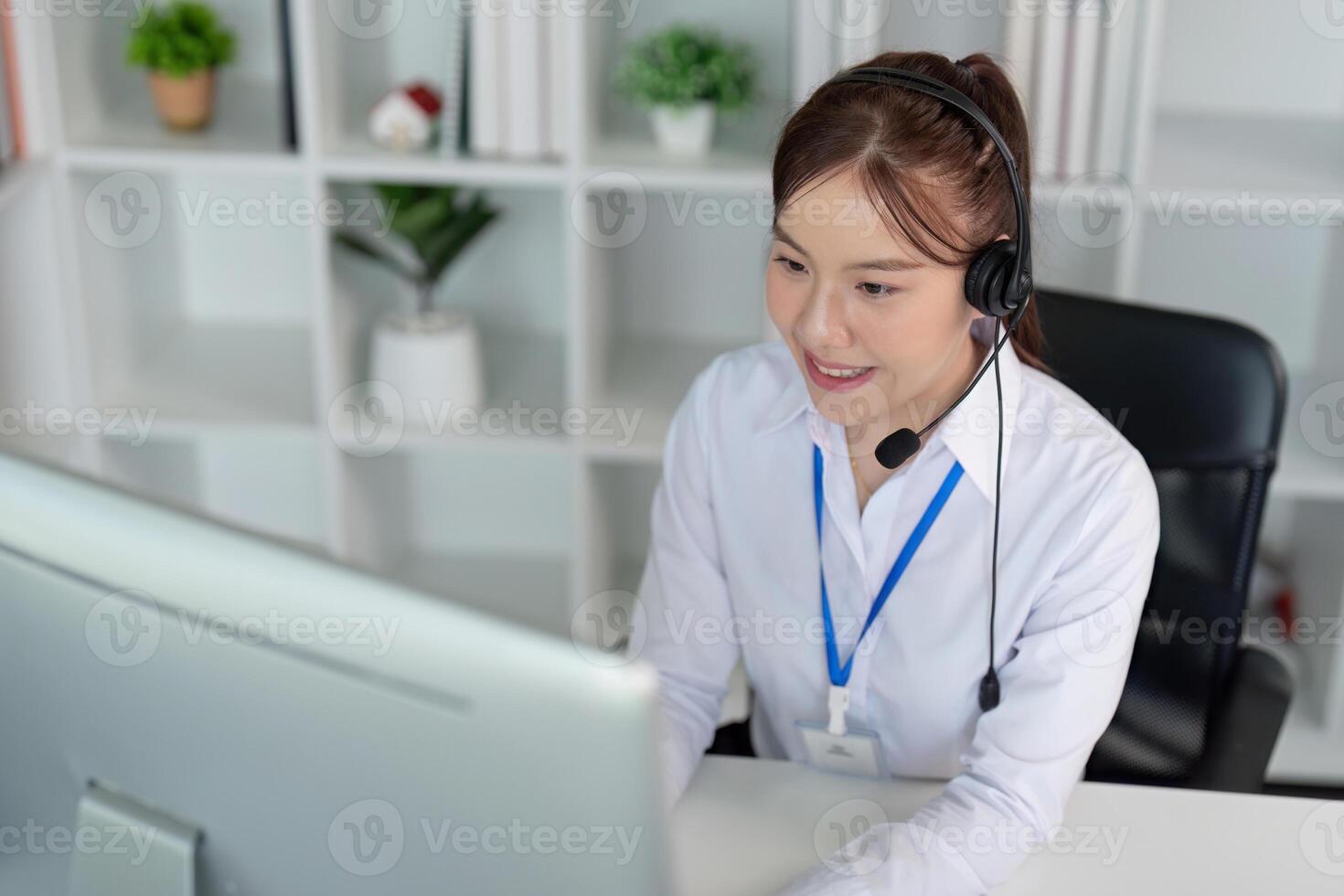 Anruf Center freundlich Frau asiatisch im Büro zum Kunde Service, technisch Unterstützung und Beratung, Kontakt und Kommunikation mit Mitarbeiter Operator im Hilfe Schreibtisch Agentur foto