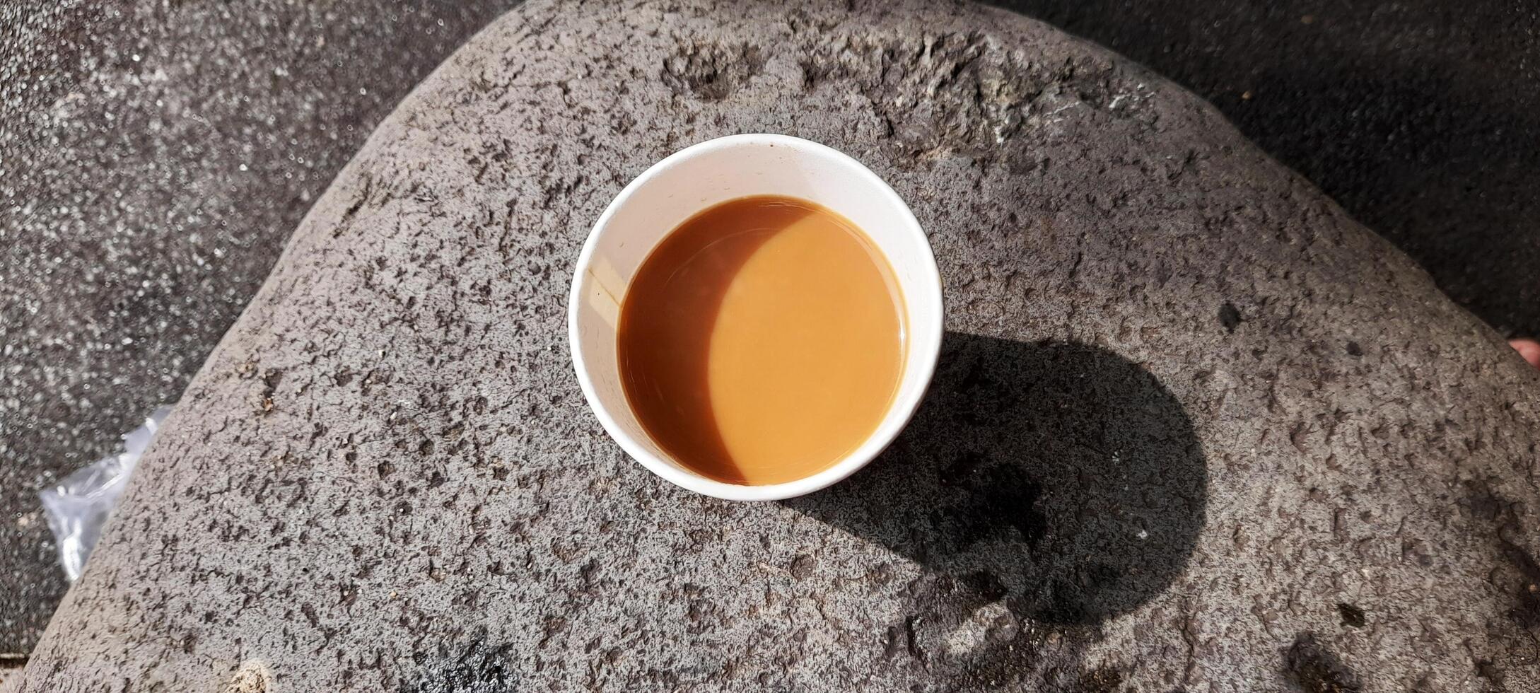 ai generiert Tasse von Kaffee auf ein groß Felsen foto