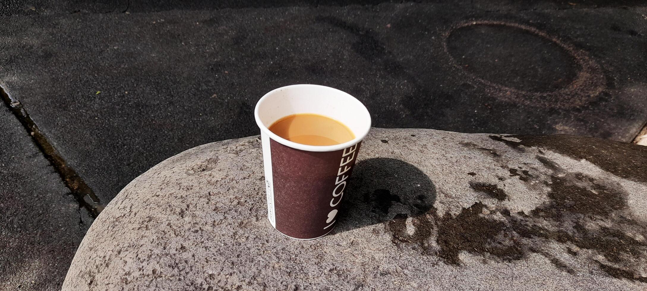 ai generiert Tasse von Kaffee auf ein groß Felsen foto