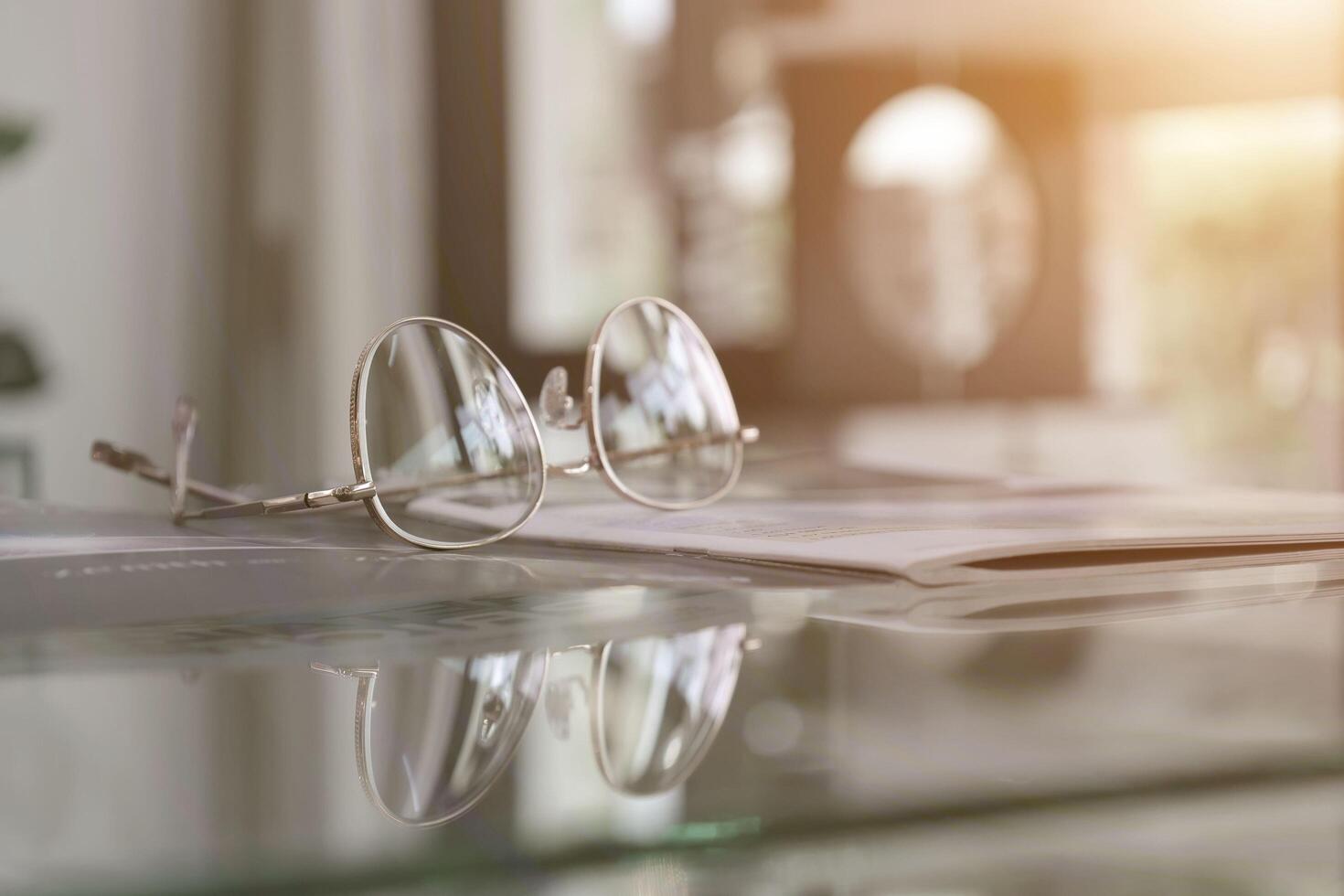 Brille auf Tisch, progressiv Linsen, Brille zum das Alten, Brille progressiv Linse, Brille progressiv Linse, Nahansicht von Brille auf Linsen prüfen, suchen durch Brille foto