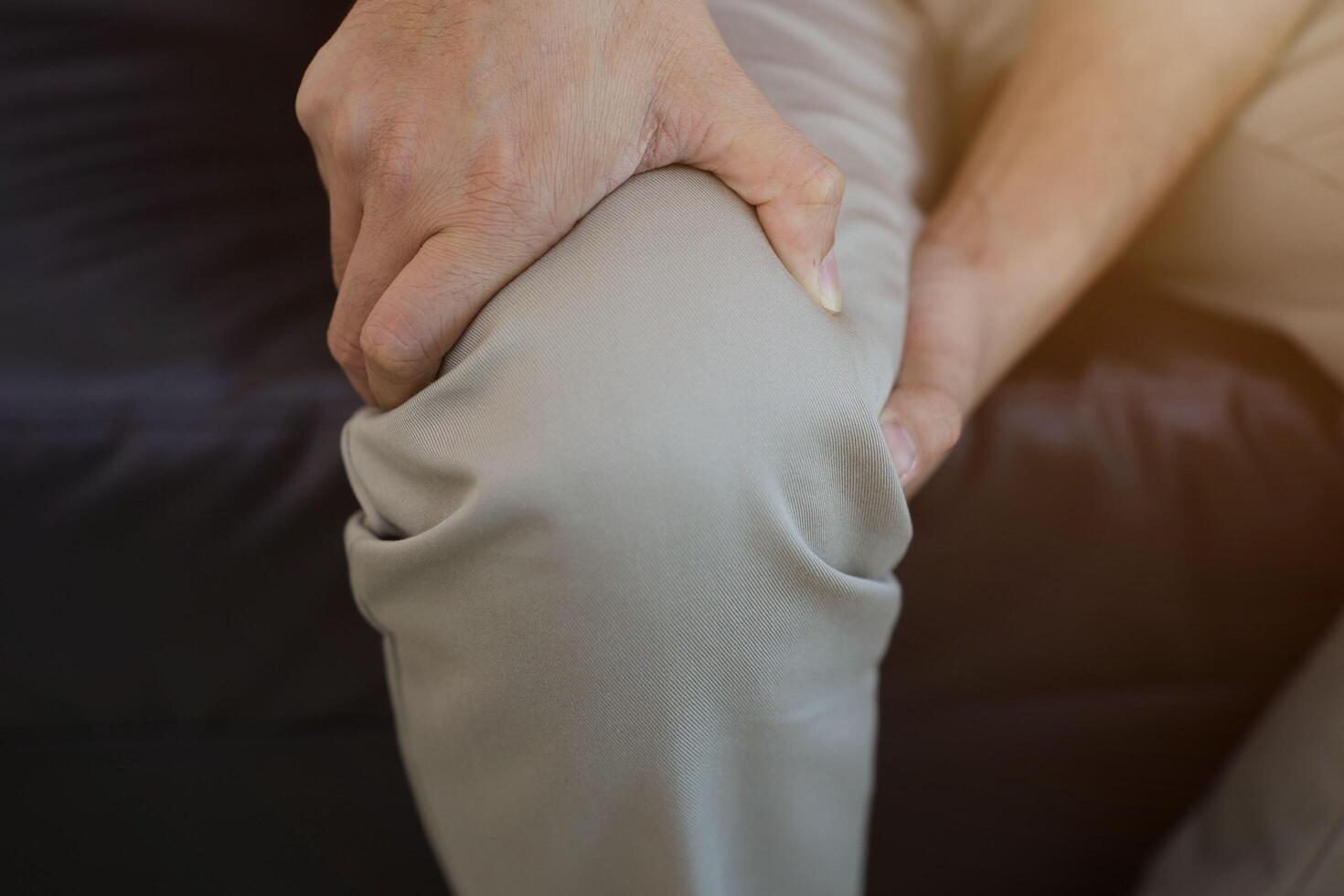 Knie Massage zu lindern Schmerz, Arthrose, Knie Schmerz, Knie Entzündung foto