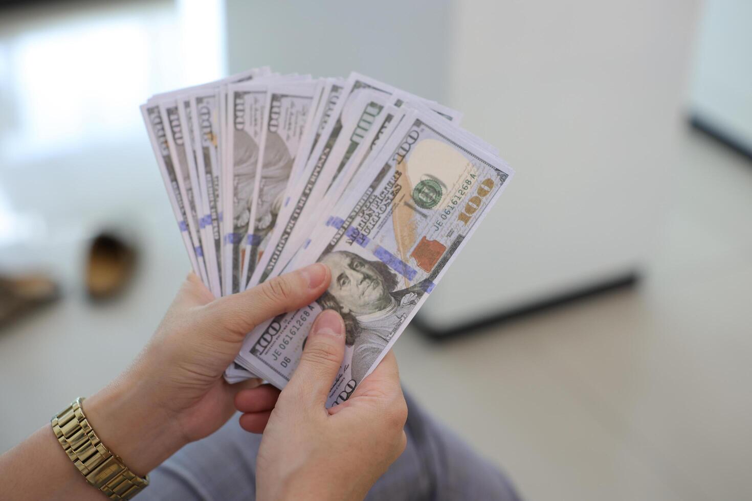 Geld Dollar Rechnung mit Hand foto