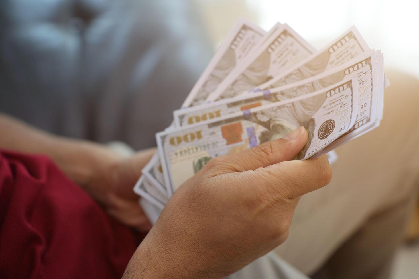 Geld Dollar Rechnung mit Hand foto