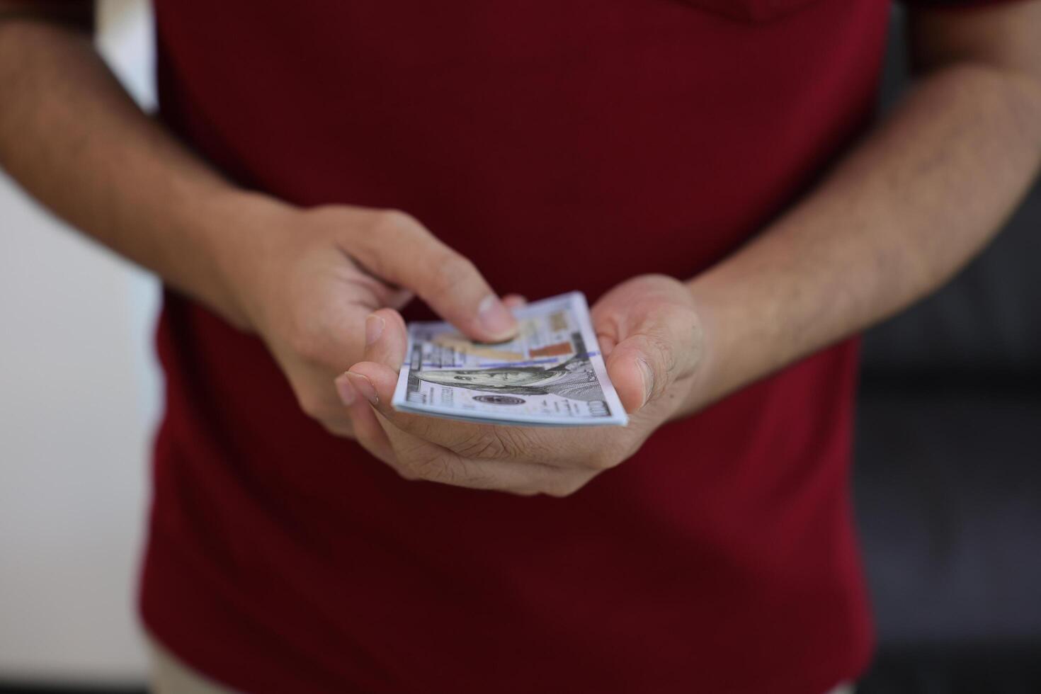 Geld Dollar Rechnung mit Hand foto