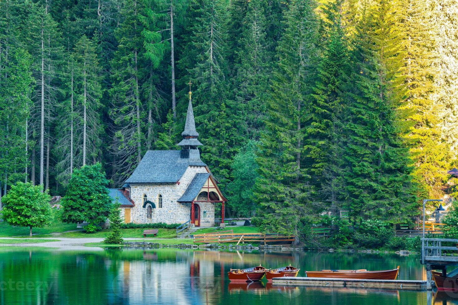 Morgen Aussicht von klein alt Kirche beim das Bank von See Schrei im Süd Tirol, Italien foto
