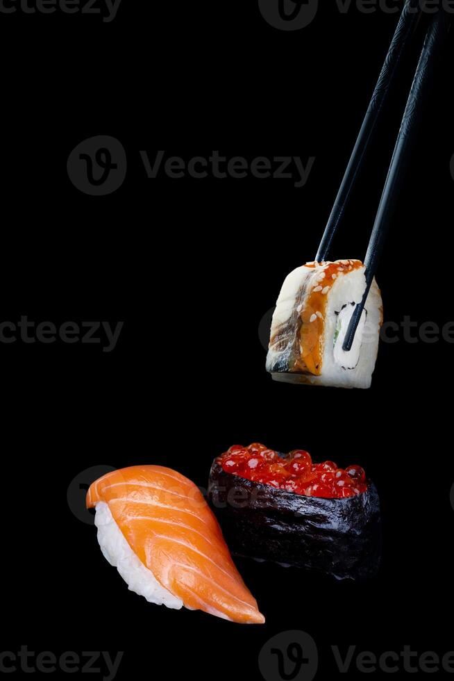 Sushi einstellen Nigiri Sushi Gunkan unagi auf schwarz Hintergrund Vertikale Kopieren Raum foto