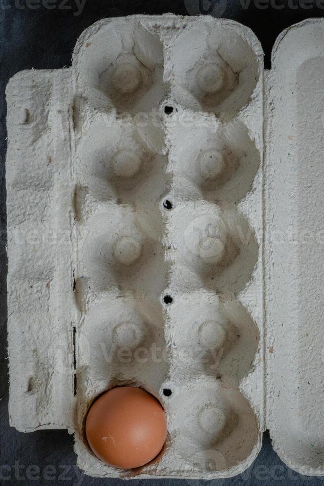 frisch Hähnchen Eier im ein Papier Tablett auf das Tisch, selektiv Fokus foto