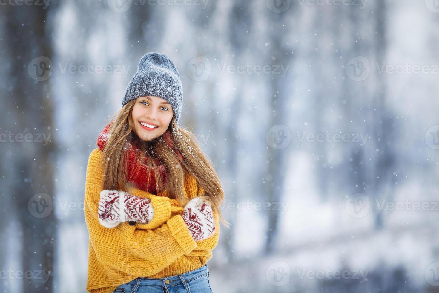 Winter jung Frau Porträt. Schönheit froh Modell- Mädchen Lachen und haben Spaß im Winter Park. schön jung weiblich draußen, genießen Natur, Winter foto