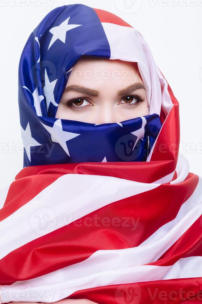 schön sirianische Frau tragen ein Hijab von das amerikanisch Flagge foto