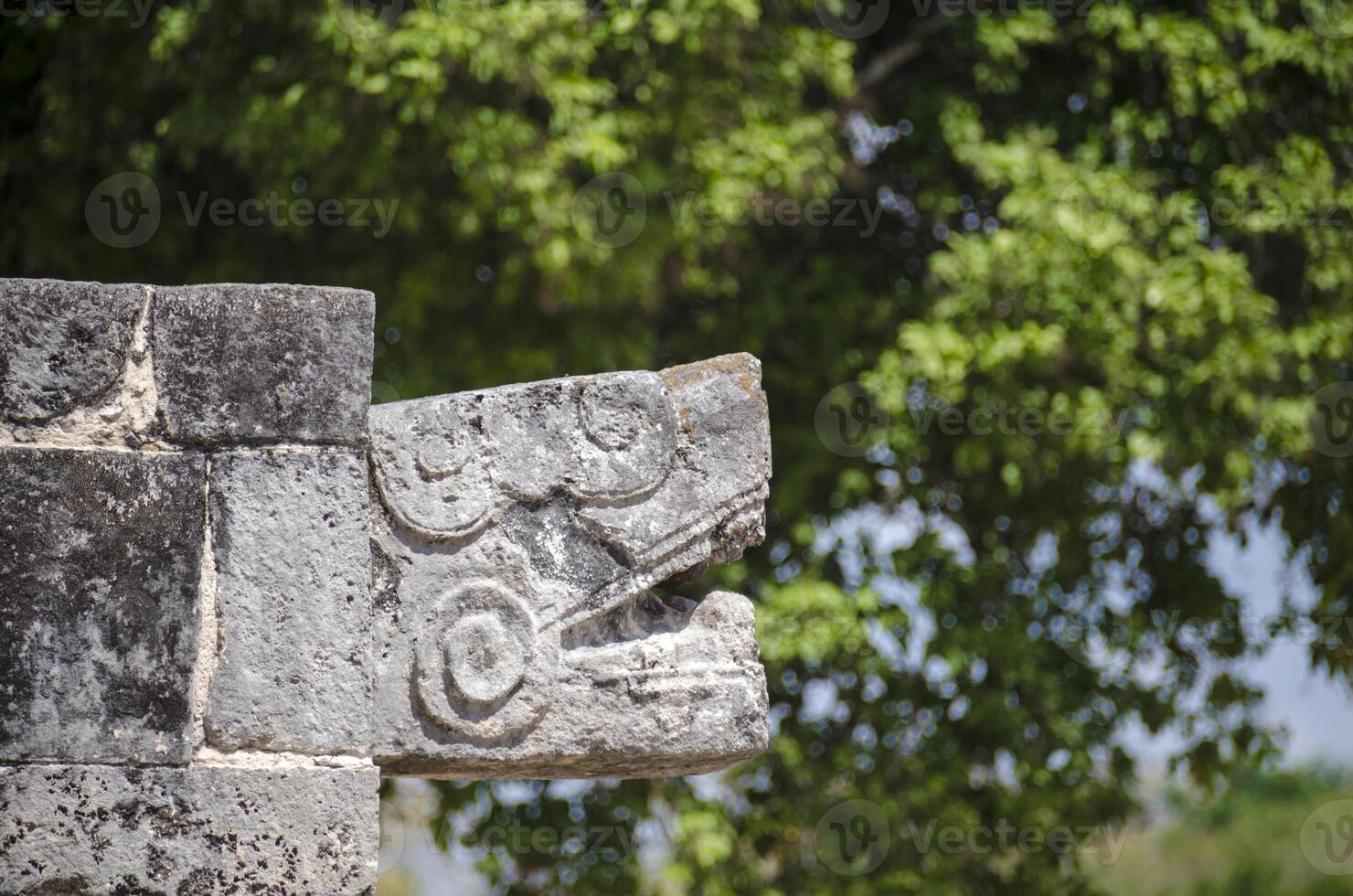 schließen oben von ein Schlange Kopf beim chichen Itza, Wunder von das Welt foto