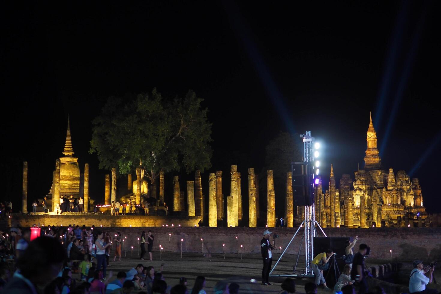 Landschaft historisch Park im Thailand beim Nacht. das uralt Tempel Das die Geschenke Menschen ist gelegen im Thailands historisch Stadt. Welt Erbe. foto